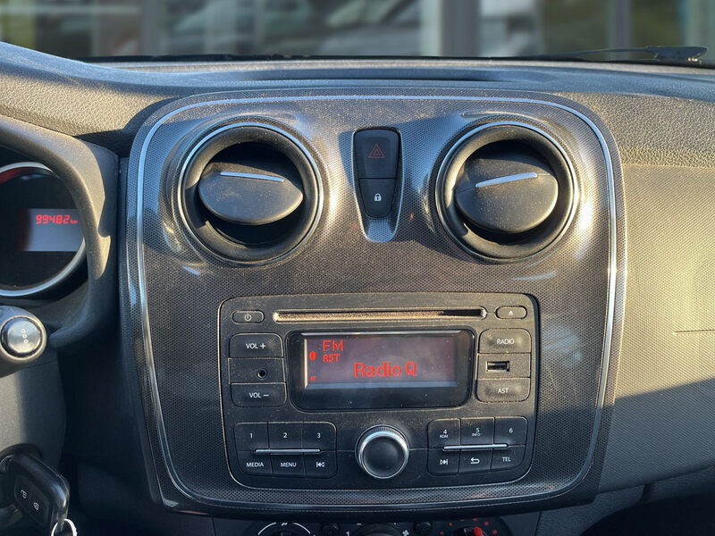 Fahrzeugabbildung Sandero Klima, Radio Bild 19 von 23