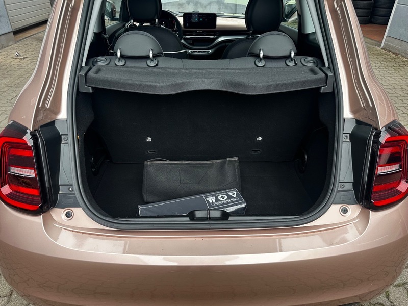 Fahrzeugabbildung 500e 42kWh 118PS Automatik Klimaautomatik DAB+ Bild 9 von 20