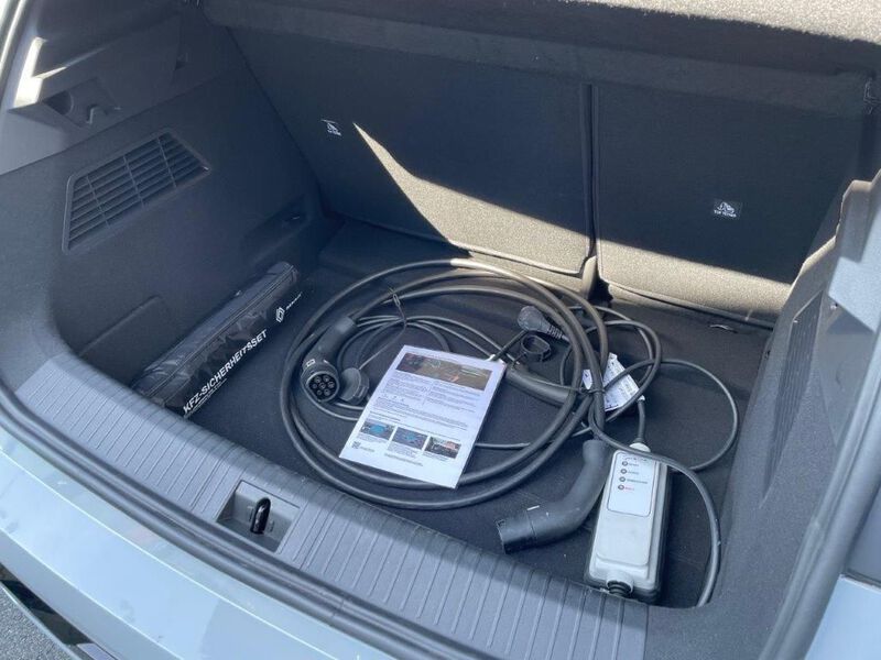 Fahrzeugabbildung Megane E-TECH 100% ele  100% elektrisch Bild 2 von 10