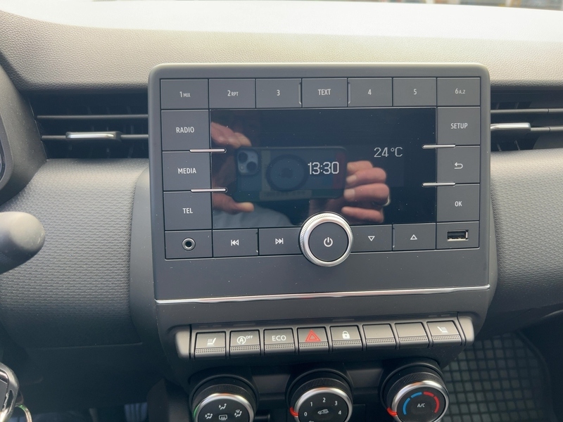 Fahrzeugabbildung Clio TCe 90 Zen *Klima,PDC,SHZ* Bild 9 von 15