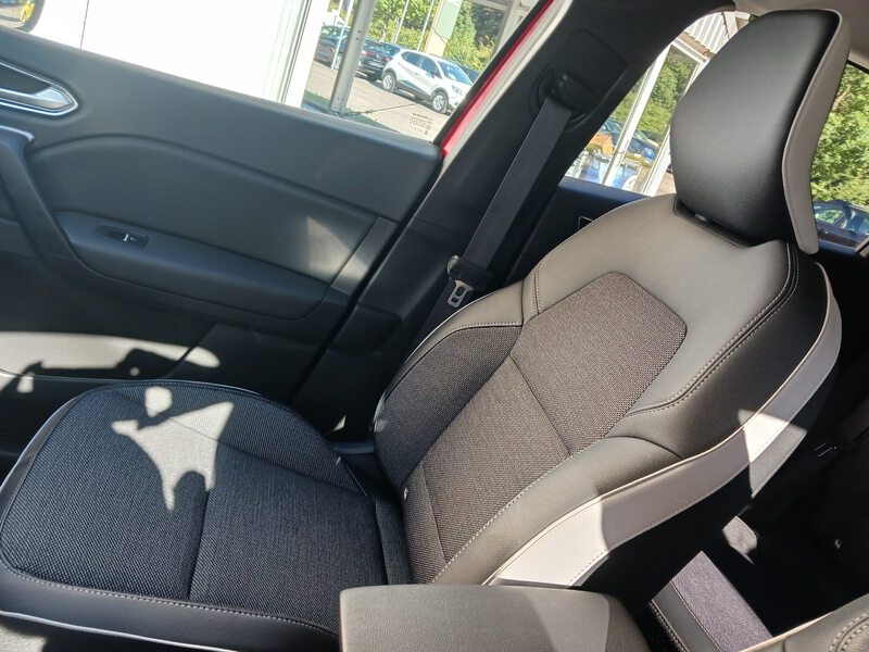 Fahrzeugabbildung Captur Intens TCe 130 EDC Start&Stop *AUTOMATIK* Bild 28 von 29