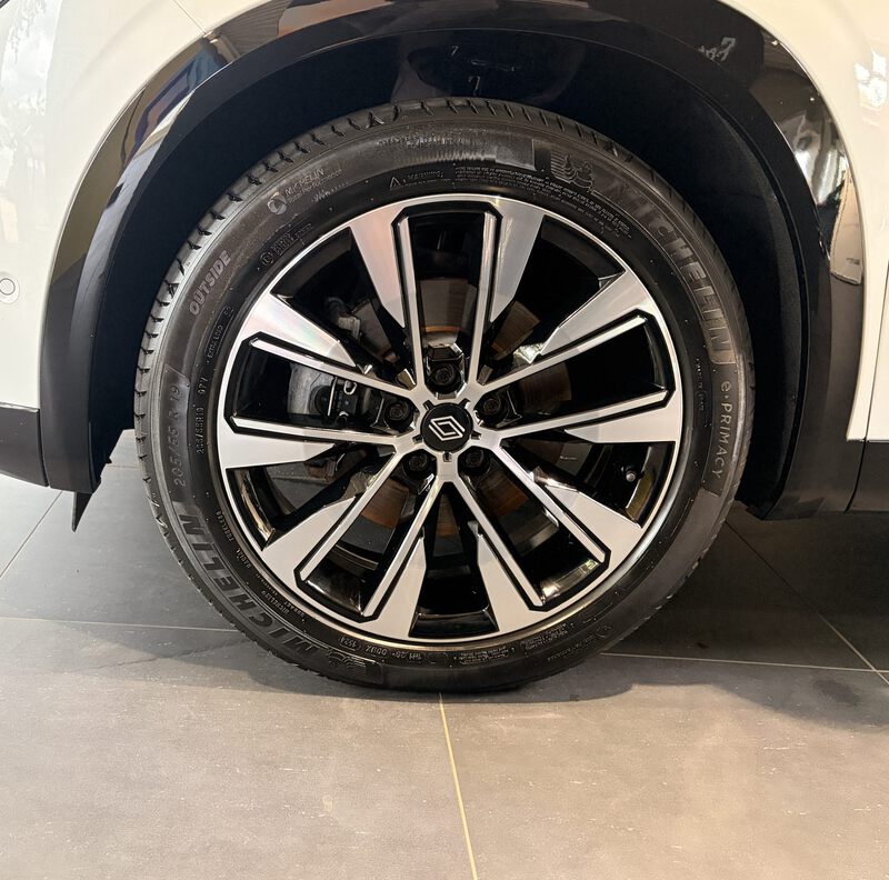 Fahrzeugabbildung Austral Techno Full Hybrid 200 PS Bild 48 von 50