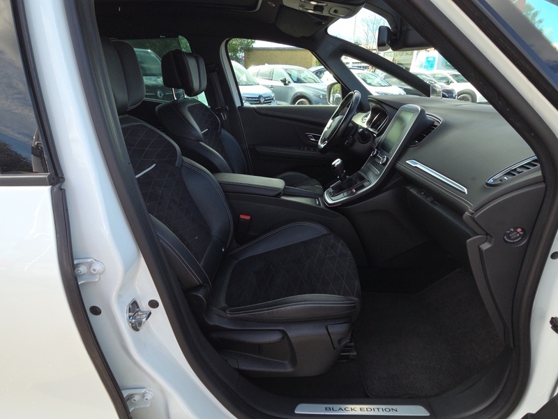 Fahrzeugabbildung Scenic Scenic IV 1.3 TCe 140 Black Edition+NAVI+KLIMA Bild 7 von 15