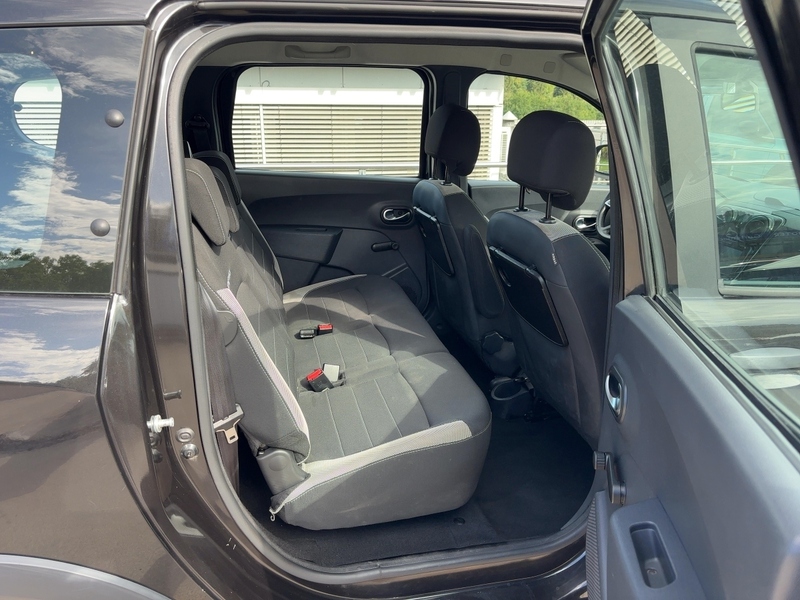Fahrzeugabbildung Lodgy Stepway SCe 100 7-Sitzer Bild 11 von 15