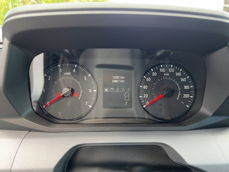 Fahrzeugabbildung Master Rear-View-Assist Bild 12 von 24