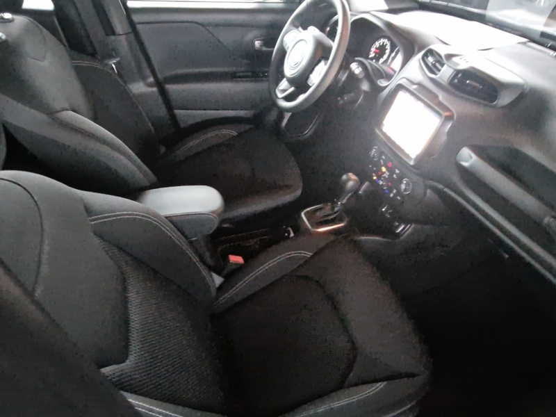 Fahrzeugabbildung Renegade MY23 1.5 MHEV Longitude Automatik Bild 8 von 17