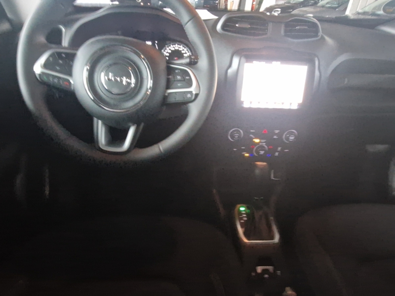 Fahrzeugabbildung Renegade MY23 1.5 MHEV Longitude Automatik Bild 10 von 17