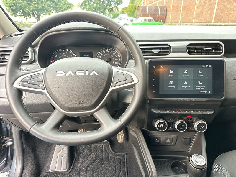 Fahrzeugabbildung Duster Scheckheft 360° Bild 14 von 20