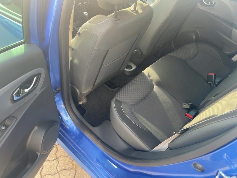 Fahrzeugabbildung Clio ABS Fahrerairbag ESP ZV Bild 8 von 21