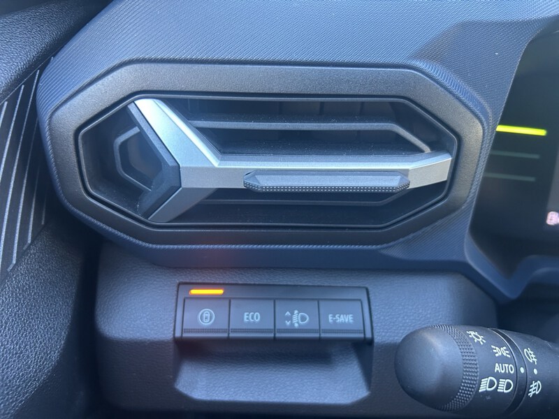 Fahrzeugabbildung Duster E-TECH Hybrid 140 Journey*NAVI*360* Bild 14 von 15
