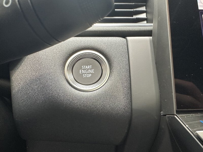 Fahrzeugabbildung Captur Techno 140 PS Mild Hybrid Bild 40 von 50