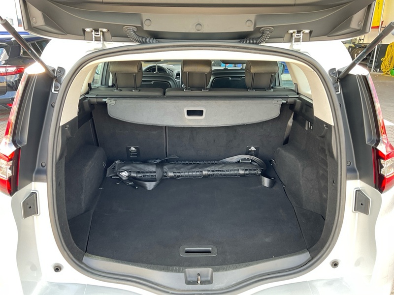 Fahrzeugabbildung Grand Scenic Scenic IV 1.7 BLUE dCi 120 Grand Business Bild 6 von 17