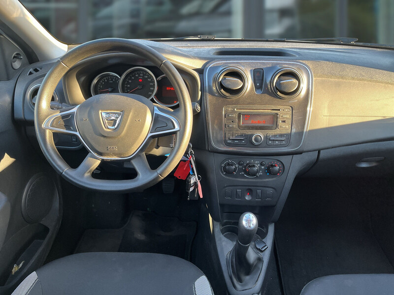 Fahrzeugabbildung Sandero Klima, Radio Bild 15 von 23