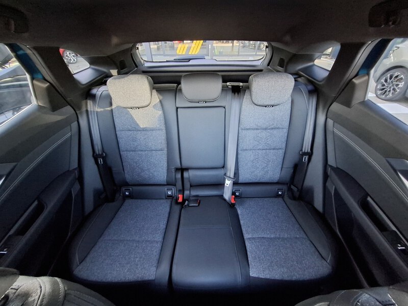 Fahrzeugabbildung Austral Techno Full Hybrid E-Tech 200 Bild 18 von 44