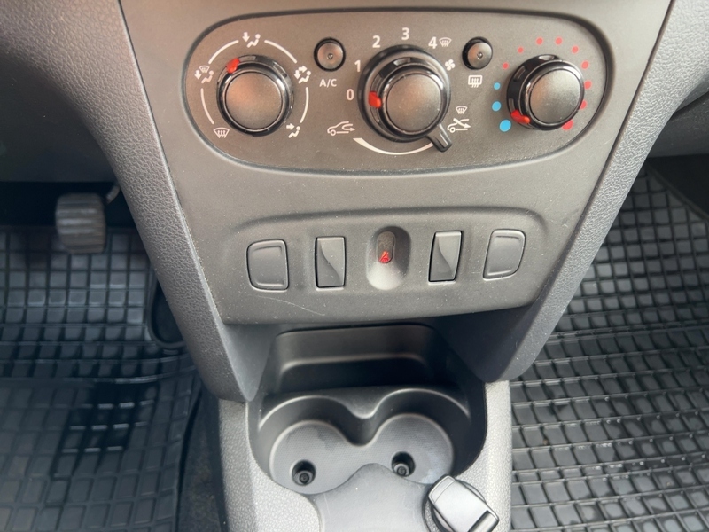 Fahrzeugabbildung Sandero Stepway Essential SCe 75 LED- Bild 15 von 22