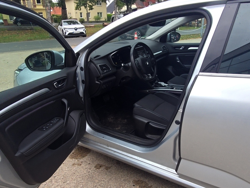 Fahrzeugabbildung Megane IV Techno Automatik*Klima*Carplay Bild 18 von 19