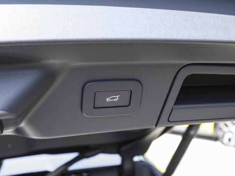 Fahrzeugabbildung Range Rover Velar PANO HUD Bild 9 von 15