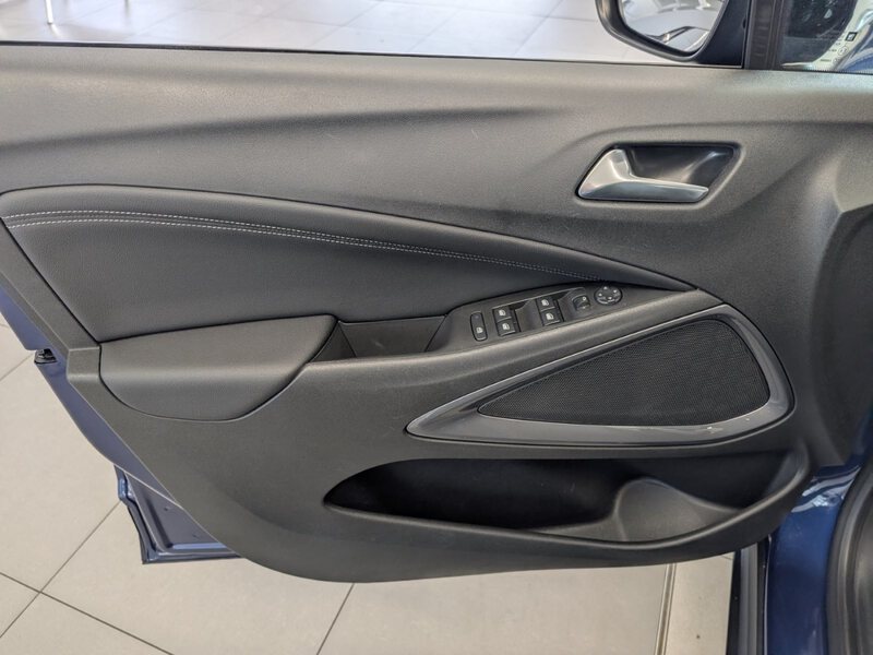 Fahrzeugabbildung Crossland 1.2 Elegance CarPlay Tempomat Bild 32 von 34