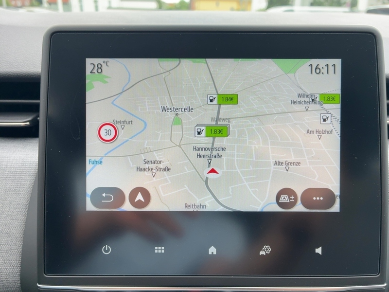 Fahrzeugabbildung Clio Allwetter+PDC+Carplay Bild 40 von 50
