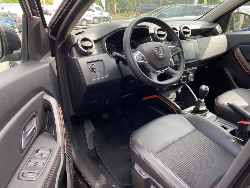 Fahrzeugabbildung Duster Scheckheft 360° Navi PDC Bild 10 von 20