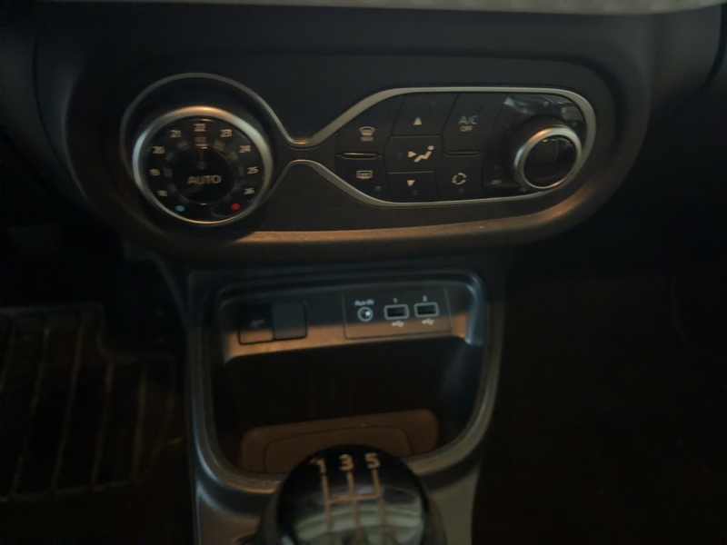 Fahrzeugabbildung Twingo Intens TCe 90 E Bild 14 von 16