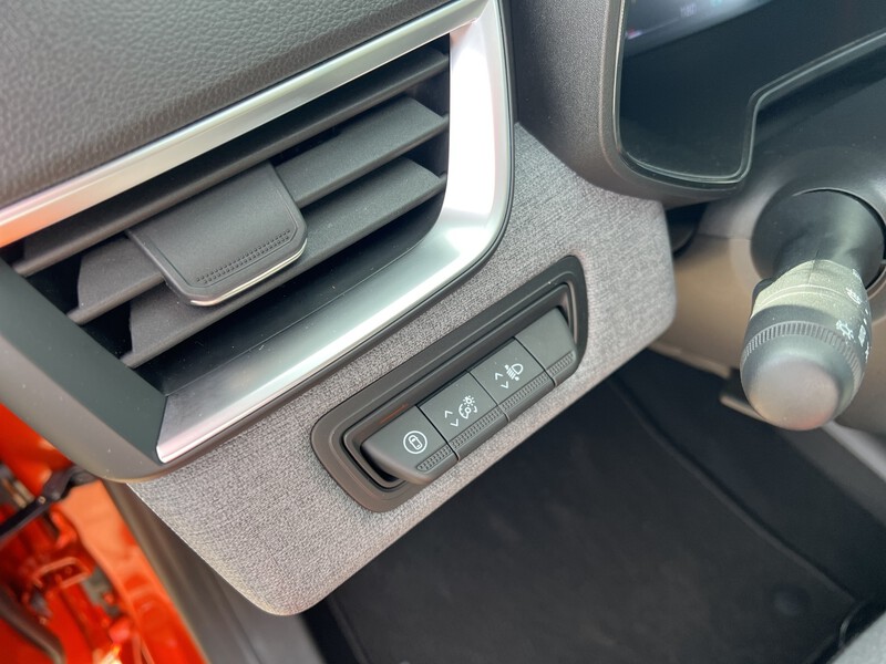 Fahrzeugabbildung Clio AHK R-Kamera Sitzheizung Metallack Bild 12 von 21
