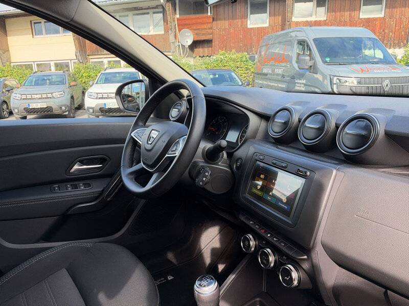 Fahrzeugabbildung Duster 360° Navi Tempomat Bild 18 von 20