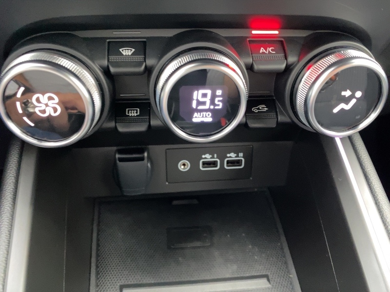 Fahrzeugabbildung Clio Techno TCe 90 Bild 21 von 21