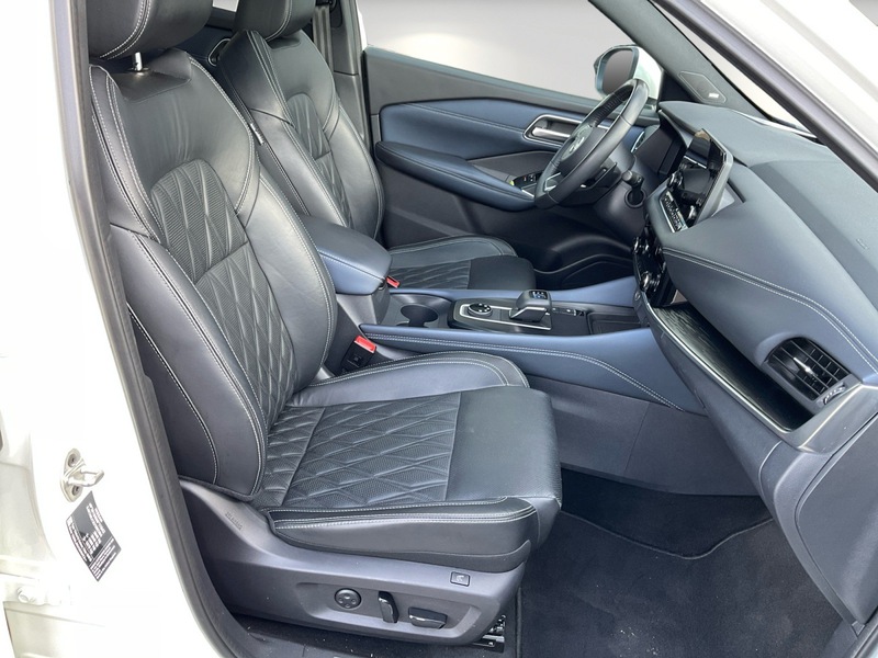 Fahrzeugabbildung Qashqai 1.3 DIG-T Tekna+ 4x4/Massage/Head-Up/LED Bild 15 von 17