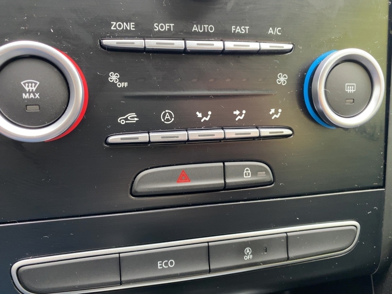 Fahrzeugabbildung Megane 5-Türer Play ENERGY TCe 100 Bild 18 von 20
