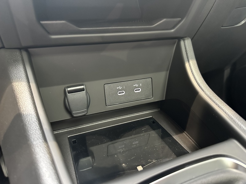 Fahrzeugabbildung Captur Techno 140 PS Mild Hybrid Bild 45 von 50