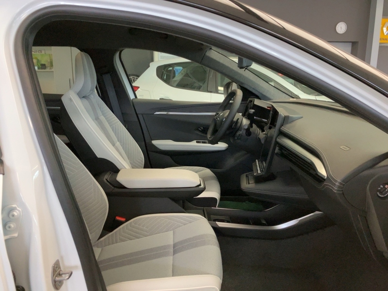 Fahrzeugabbildung Scenic E-Tech 100% ele Iconic 220 Long Range Bild 7 von 13
