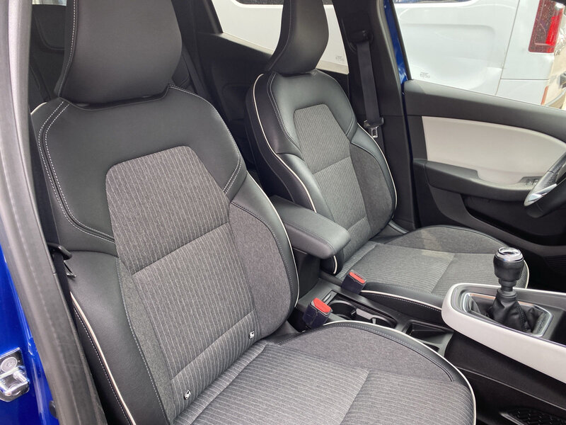 Fahrzeugabbildung Clio Scheckheft Navi Sitzheizung  Bild 13 von 20