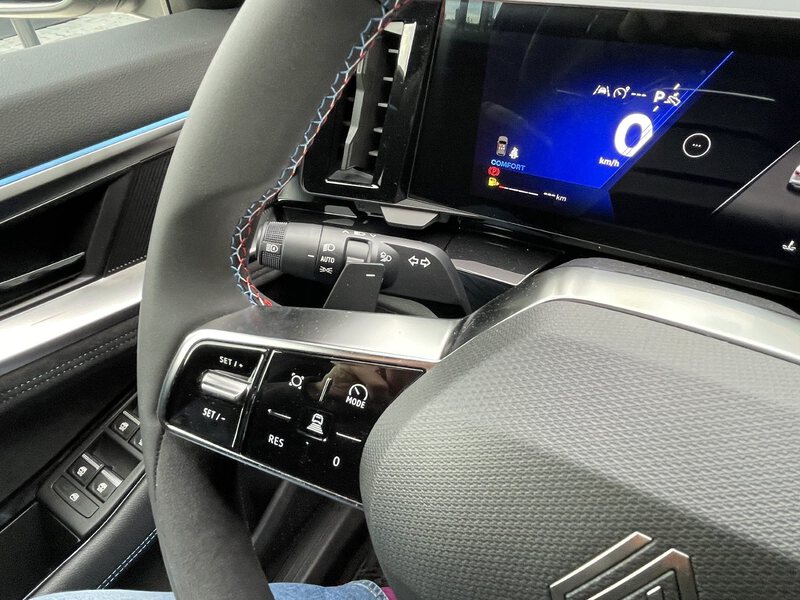 Fahrzeugabbildung Austral Esprit Alpine Full Hybrid E-Tech 200 Bild 13 von 42
