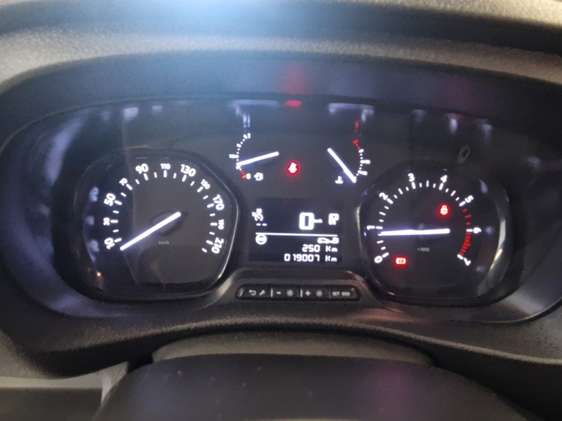 Fahrzeugabbildung Scudo SX L2 145PS AUTOMATIK Klima Bild 14 von 17