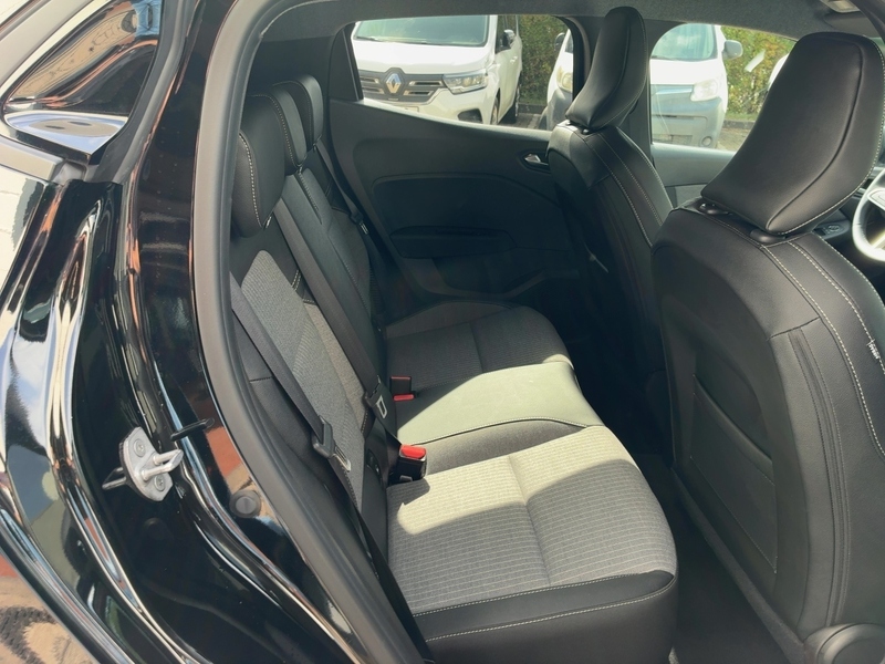 Fahrzeugabbildung Clio Techno Full Hybrid E-Tech 145 Bild 12 von 15