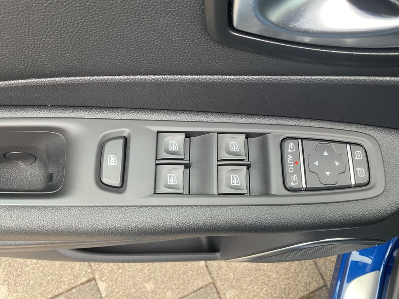 Fahrzeugabbildung Captur Version S TCe 150 EDC Bild 9 von 15