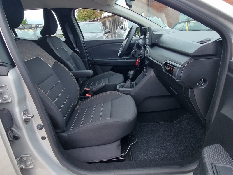 Fahrzeugabbildung Sandero Stepway Essential TCe 90 Bild 13 von 18