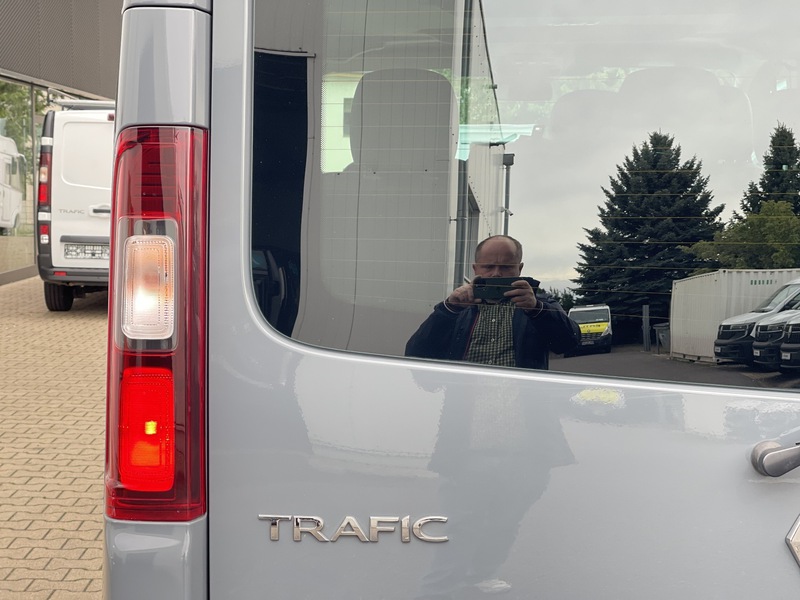 Fahrzeugabbildung Trafic Grand Combi Entry dCi 170 PS EDC Bild 20 von 41