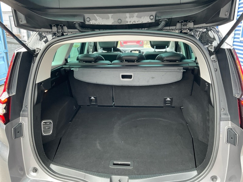 Fahrzeugabbildung Grand Scenic Scenic IV 1.7 BLUE dCi 150 Grand BOSE Bild 6 von 17