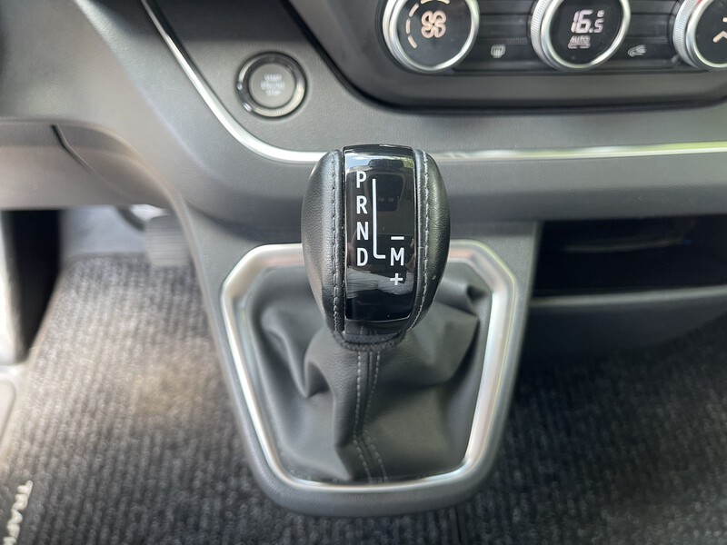 Fahrzeugabbildung Trafic L1H1 DOKA Komfort 3,0t dCi 150PS EDC Bild 42 von 46