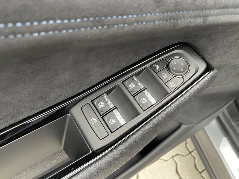 Fahrzeugabbildung Austral Esprit Alpine Full Hybrid E-Tech 200 Bild 6 von 42