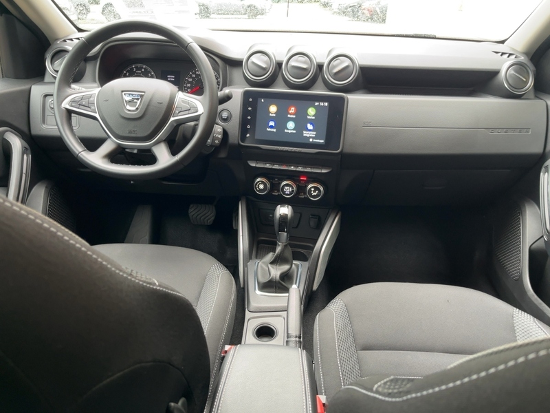 Fahrzeugabbildung Duster Prestige TCe 150 EDC 2WD+AHK+GJR+NAVI+SHZG+KAM+ Bild 8 von 15