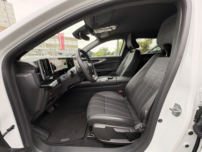 Fahrzeugabbildung Austral Techno Hybrid 200 E-Tech Bild 13 von 18