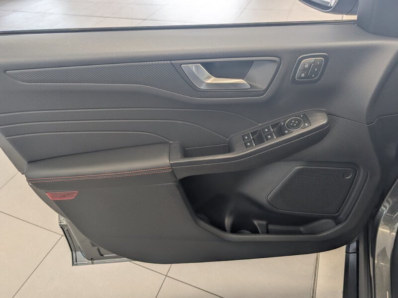 Fahrzeugabbildung Kuga 1.5 EcoBoost ST-Line X 4-Jahre FGS Bild 44 von 47