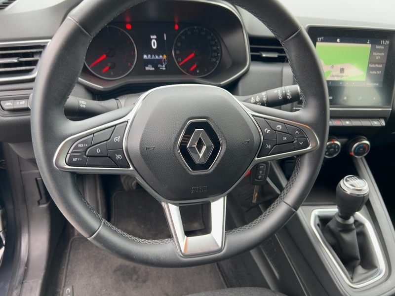 Fahrzeugabbildung Clio *Standort Malente* Bild 8 von 15