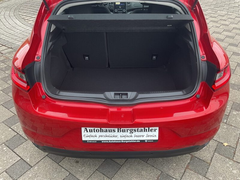 Fahrzeugabbildung Megane Limited 1.3 TCe 115 Bild 7 von 16
