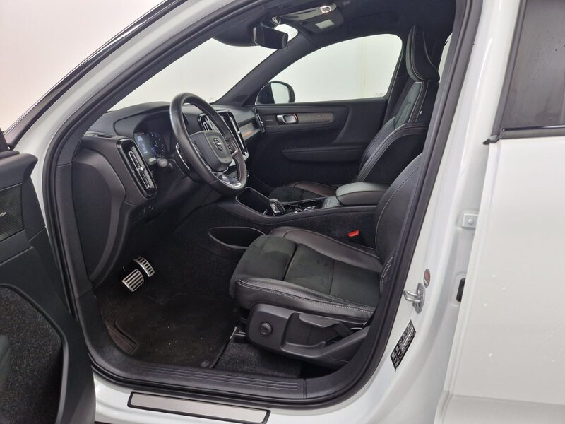 Fahrzeugabbildung XC40 R-Design Automatik SHZ LED Bild 8 von 27