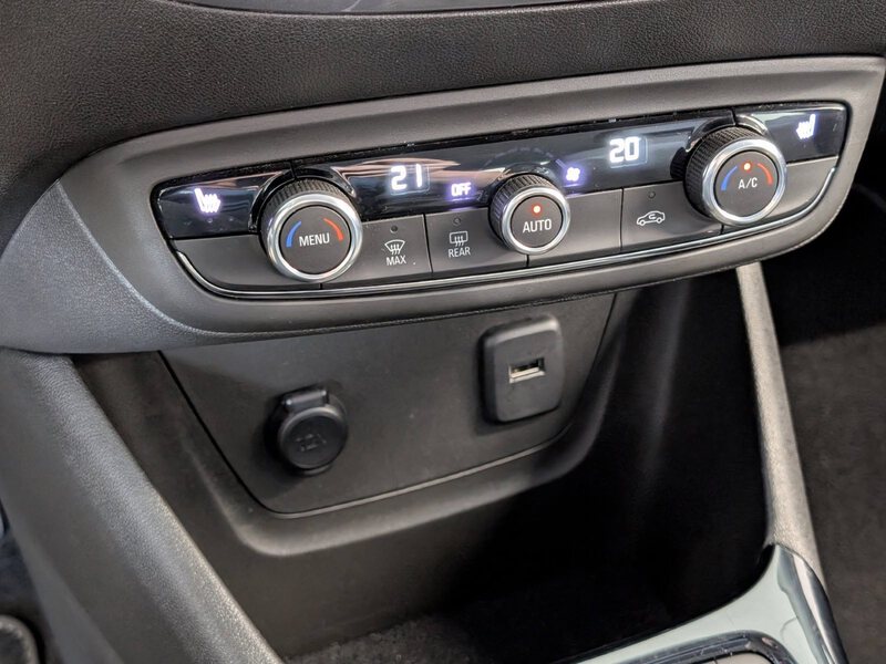 Fahrzeugabbildung Crossland 1.2 Elegance CarPlay Tempomat Bild 18 von 34