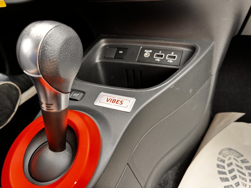 Fahrzeugabbildung Twingo NAVI+PDC+SITZH+ALU Bild 18 von 19